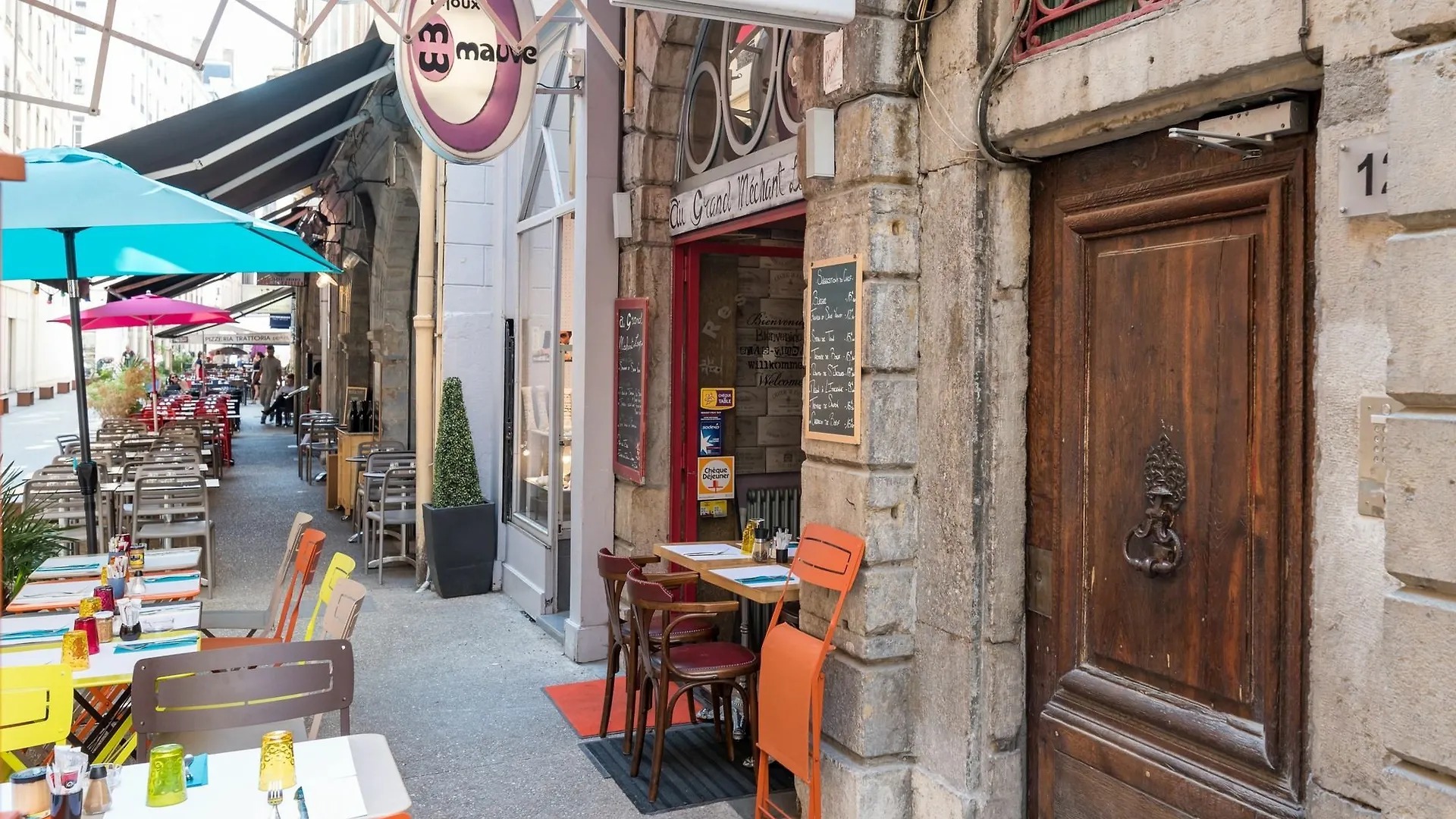 Honore - Hotel Pour Nomades Reveurs - Palais Grillet Lyon France